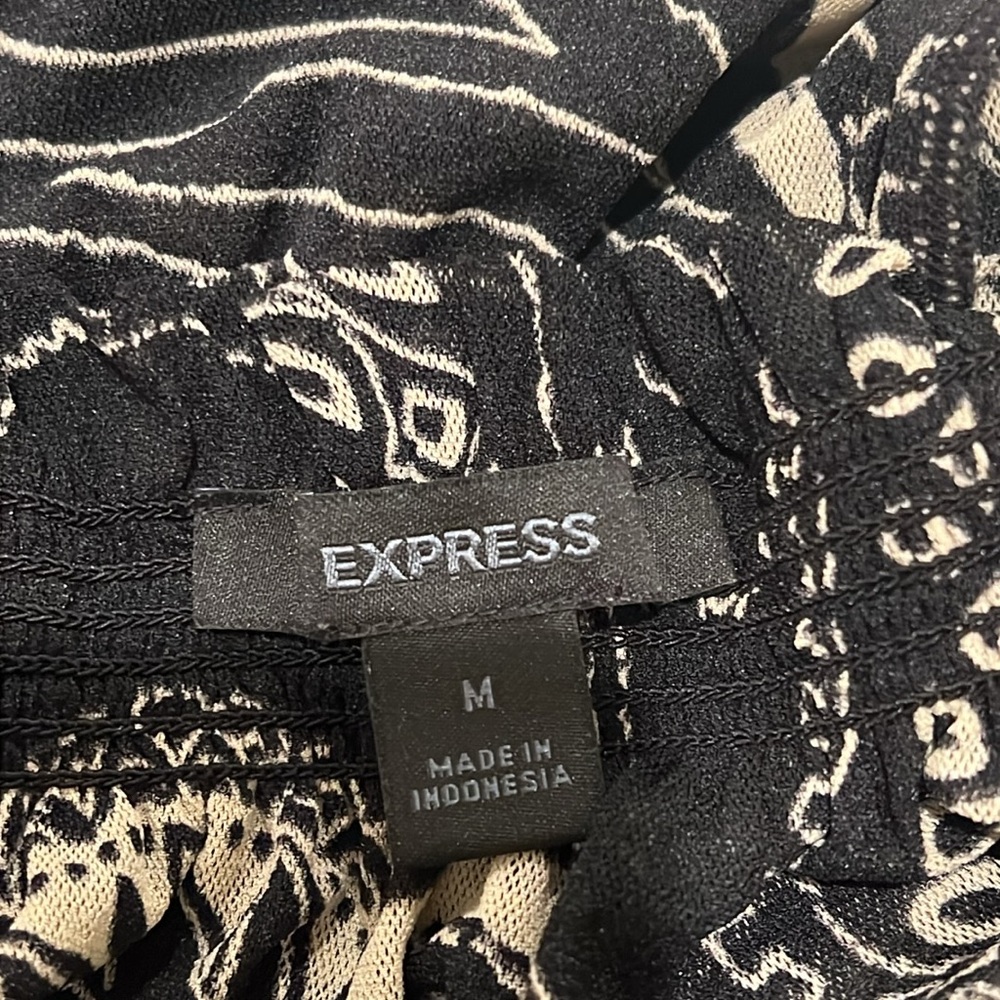 NWOT Express Abstract black/ivory blouse SIZE Medium - Picture 7 of 7
